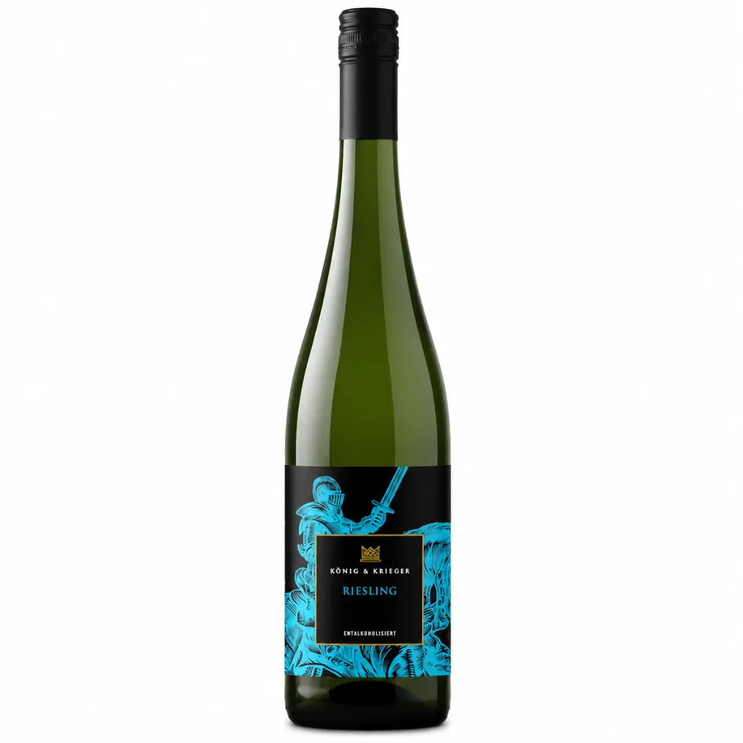 König & Krieger Riesling alkoholfrei Flasche 0,0 % Weißwein vor weißem Hintergrund