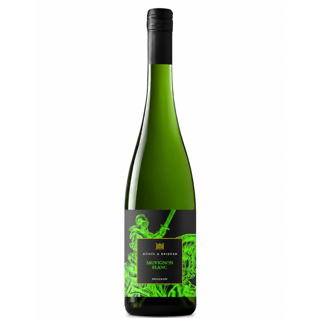 König & Krieger Sauvignon Blanc alkoholfrei in der 0,75 l Flasche vor weißem Hintergrund, alkoholfreier Weißwein mit fruchtigem Sauvignon-Blanc-Charakter