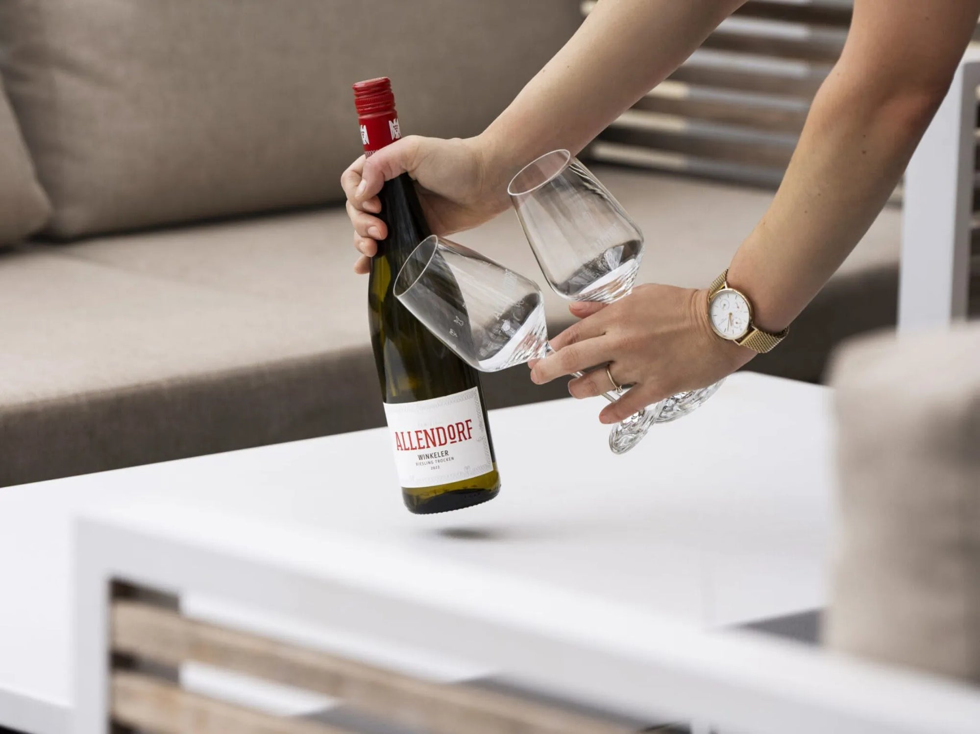 Allendorf Wein wird in Gläser eingeschenkt