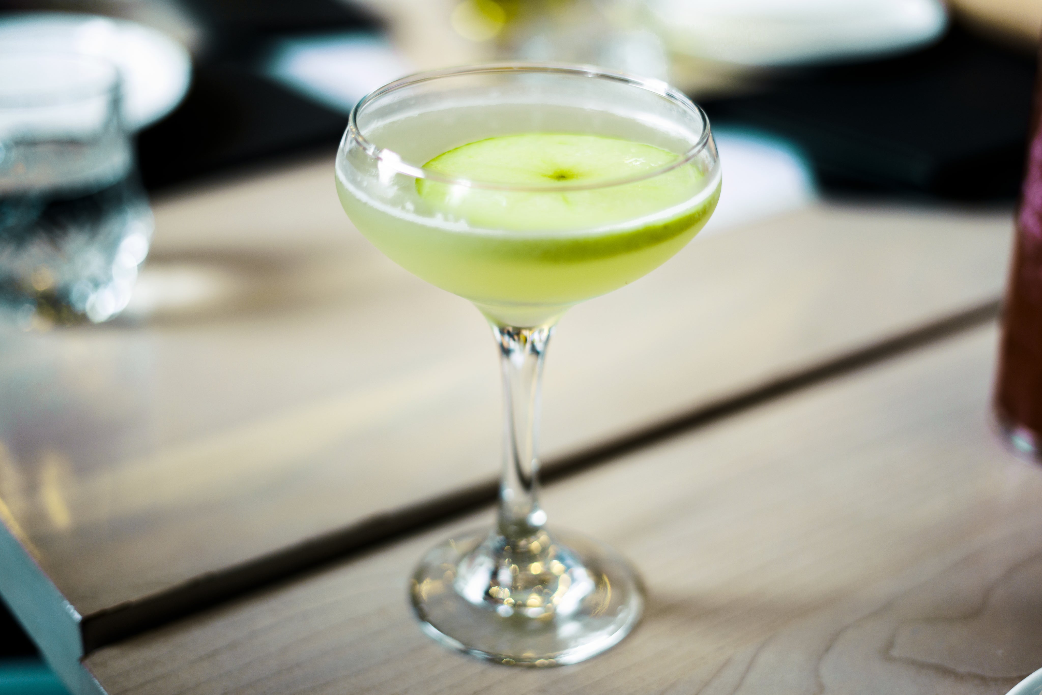Cocktail Glas mit Limette und wenig Alkohol