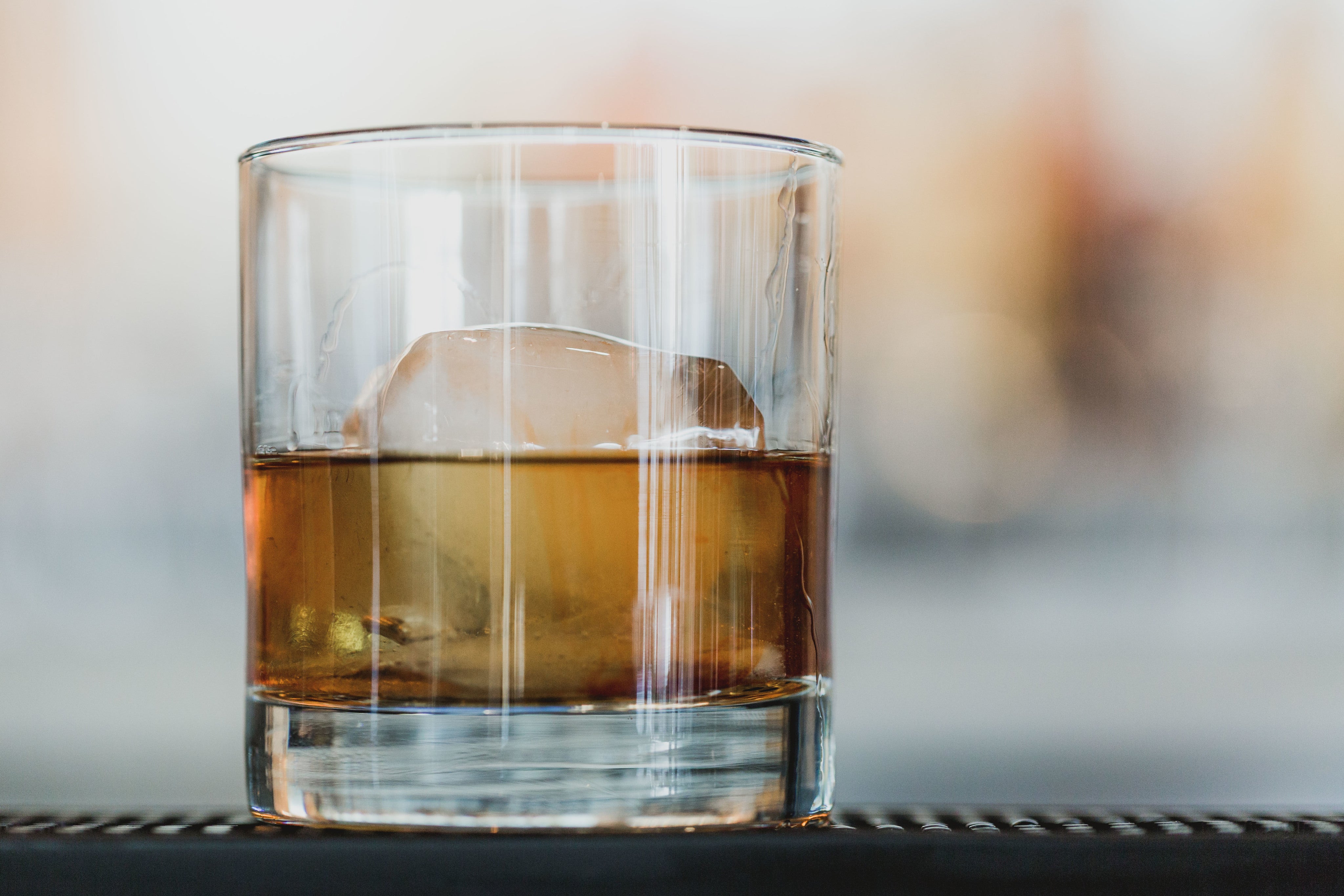 Alkoholfreier Whiskey im Glas