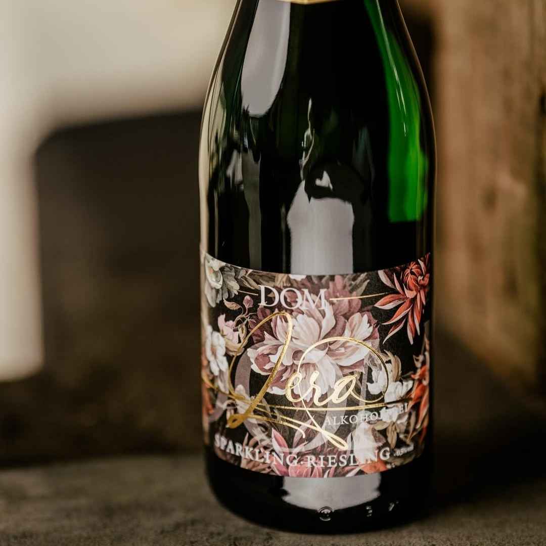 DOM Zero Sparkling Riesling alkoholfrei – stilvoll in Szene gesetzt mit floralem Etikett auf dunkler Unterlage
