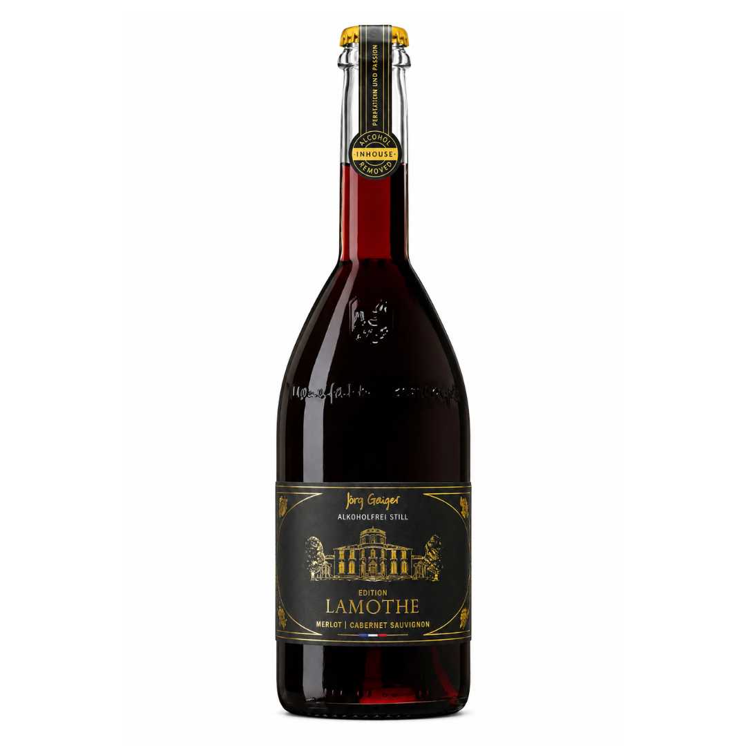 Jörg Geiger Edition Lamothe alkoholfreier Rotwein auf weißem Hintergrund