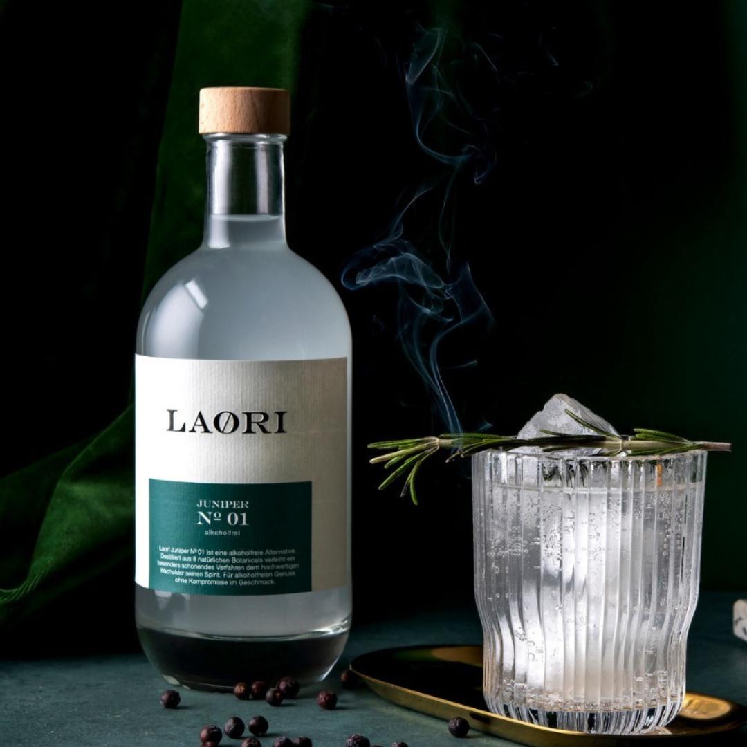 Alkoholfreier Cocktail mit Laori Juniper Wacholder-Kreation