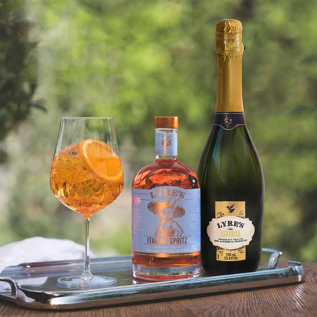 Flasche Lyre's Italian Spritz und Lyre's Classico mit einem Glas Spritz-Cocktail