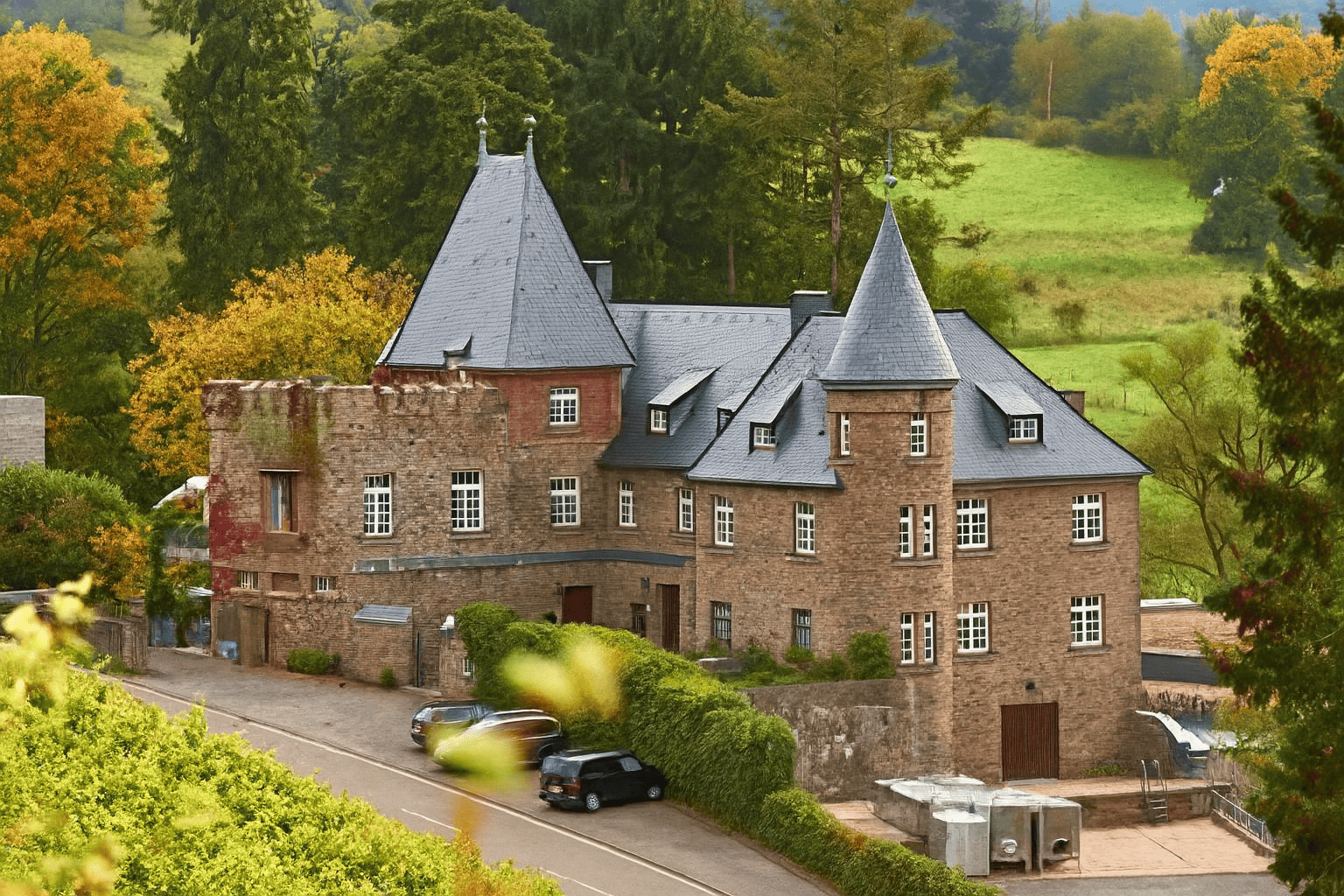 Schloss Marienlay, Sitz des Weinguts Reichsgraf von Kesselstatt an der Mosel, umgeben von Weinbergen und herbstlicher Landschaft