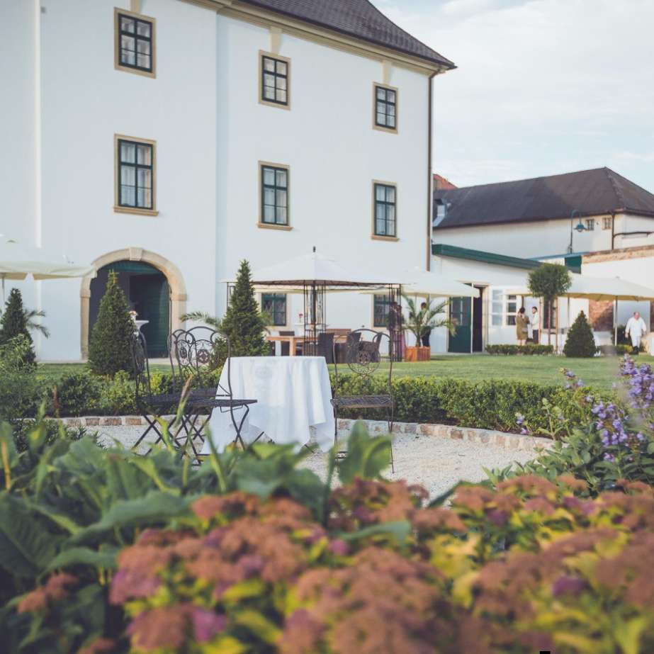 Garten von Schloss Raggendorf mit Tisch und Stühlen