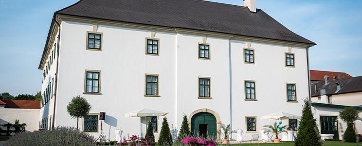 Schloss Raggendorf, ein großes weißes Gebäude