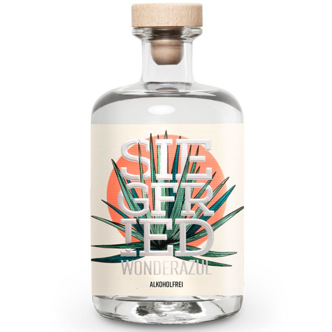 Flasche Siegfried Wonderazul alkoholfrei, inspiriert von Tequila, mit moderner Verpackung und stilisiertem Agaven. 