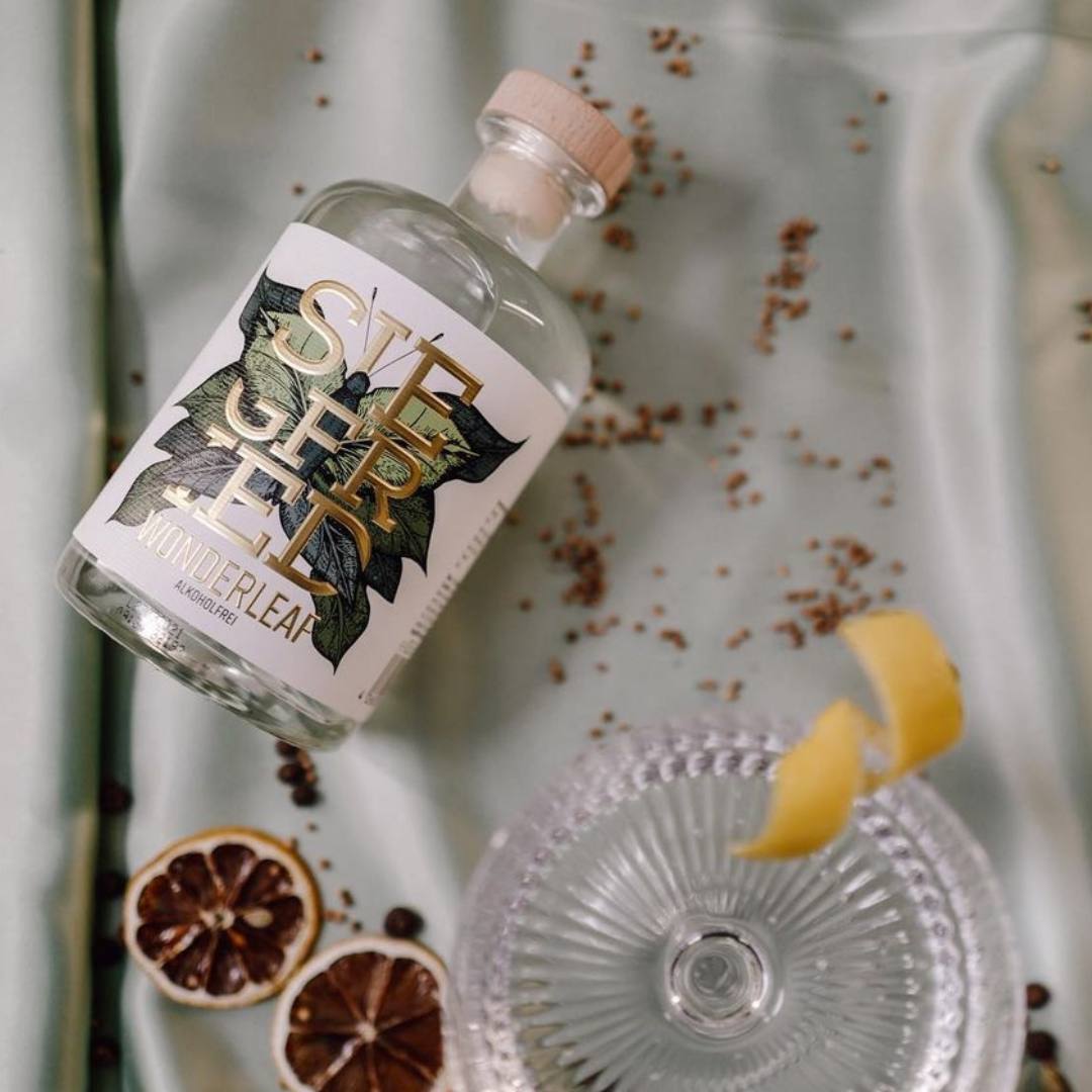 Flasche Siegfried Wonderleaf - Botanische Kreation ohne Alkohol mit Salbei, Ingwer und Wacholder, ideal für alkoholfreie Cocktails