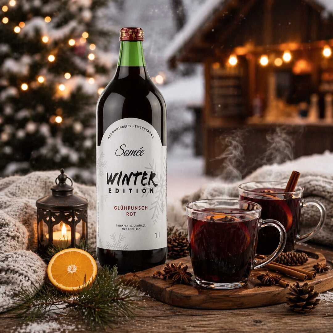 Somée Glühpunsch alkoholfrei Winter Edition als heißes Getränk mit Gewürzen und Orange in gemütlicher Winteratmosphäre