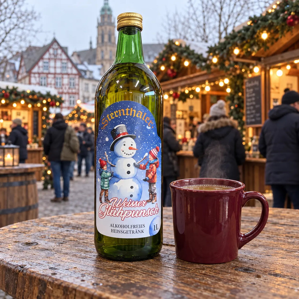 Sternthaler weißer Glühpunsch alkoholfrei mit einer Tasse Punsch auf einem Holztisch vor einem Weihnachtsmarkt.
