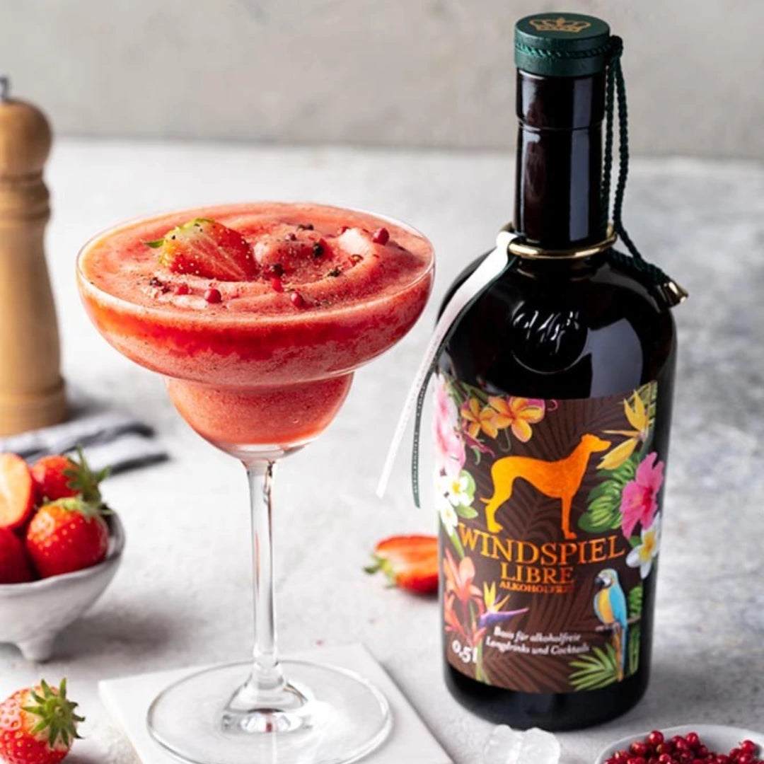 Windspiel Libre - alkoholfreie Cocktail-Basis mit Erdbeerdrink in Glas arrangiert