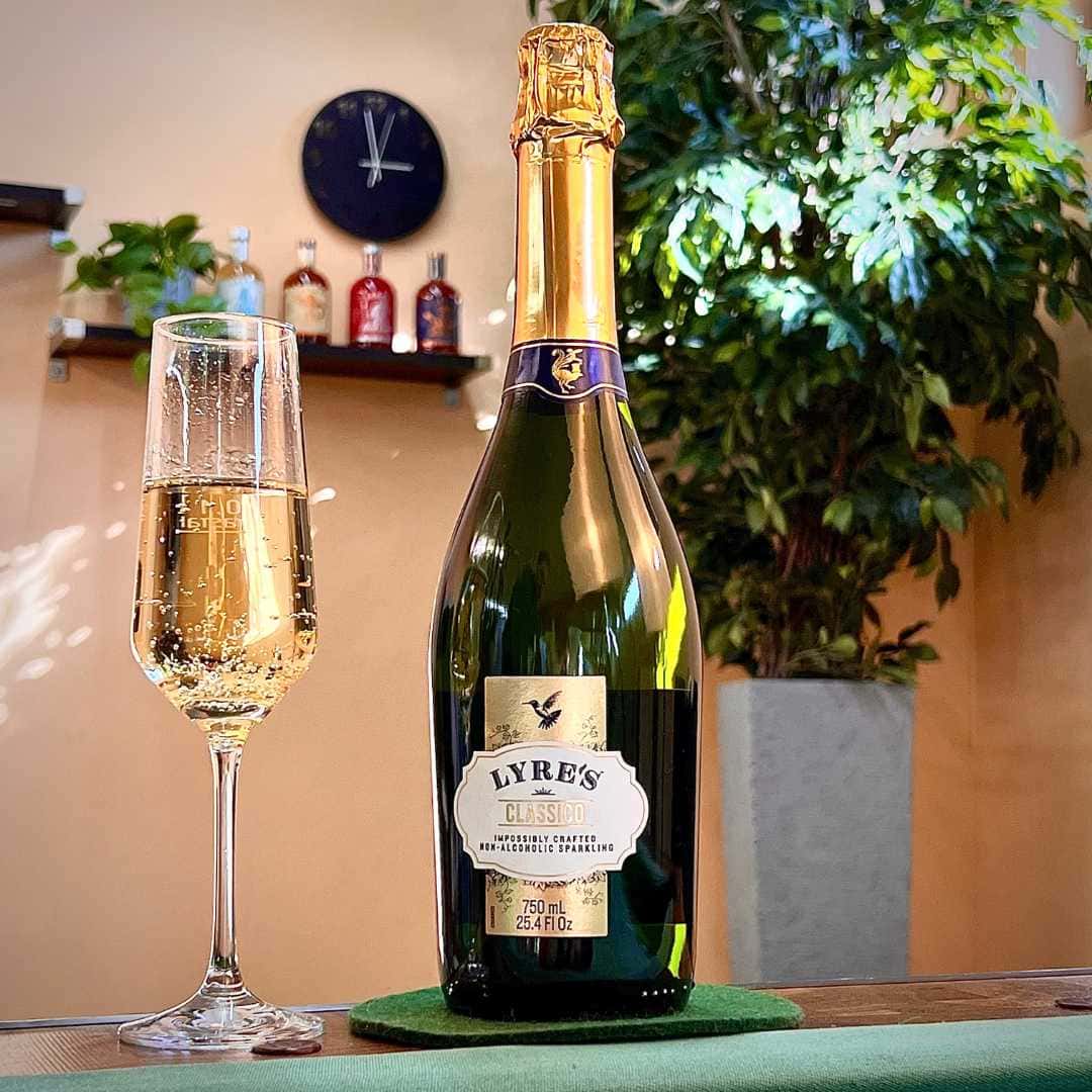 Alkoholfreie Sekt-Alternative Classico Grande von Lyre´s auf dem Billiardtisch